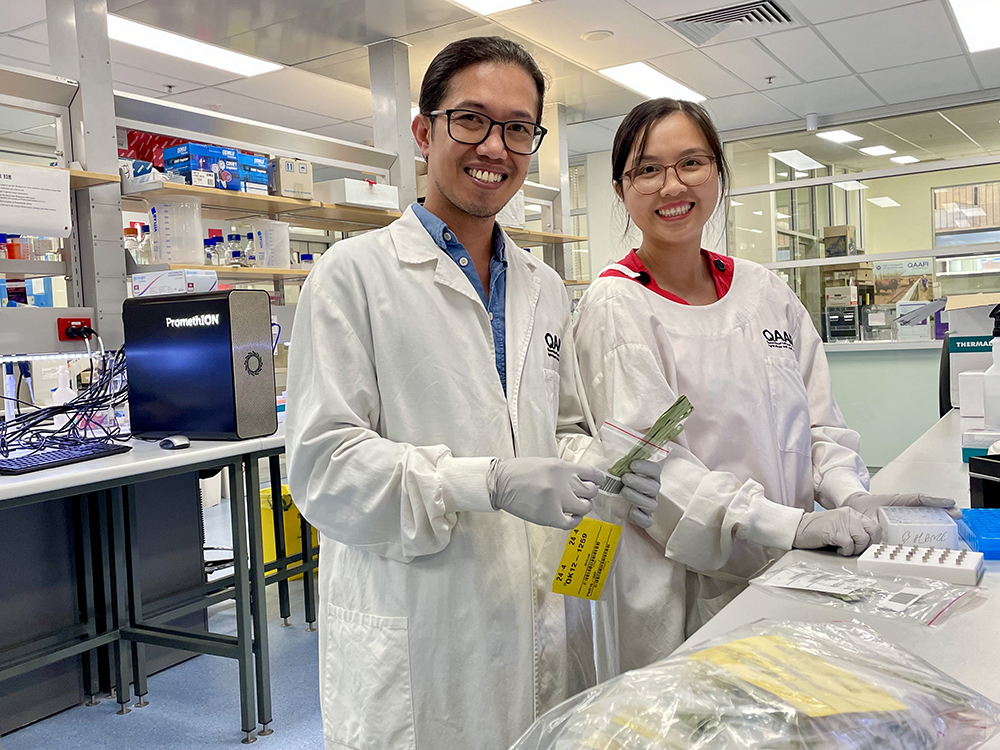 Dr Eric Singlasan and Dr Loan Nguyen in the lab with white lab coats 
