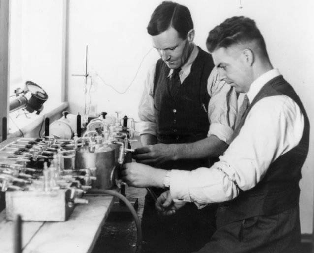 Geoffrey Samuel (left) and Rupert Best (right) in the laboratory at Waite Institute in January 1934. Rupert Jethro Best—Records 1929–68, Reference PRG 232, State Library of South Australia, Mortlock Library of South Australiana, Adelaide. Photographer unknown.
