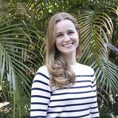 Jaqueline Moura Nadolny smiling in front of a palm tree