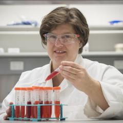 Dr Gabriele Netzel in the lab